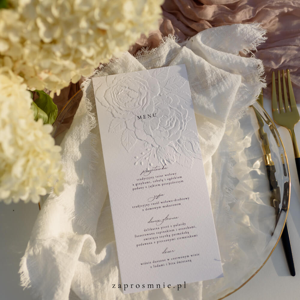 iałe menu weselne z tłoczeniem kwiatowym to idealny wybór dla par, które marzą o eleganckiej i subtelnej oprawie swojego przyjęcia. Delikatny, wypukły wzór roślinny dodaje całości romantyzmu, a minimalistyczny układ sprawia, że menu prezentuje się nowocześnie i ponadczasowo, menu z tłoczeniem kwiatowym