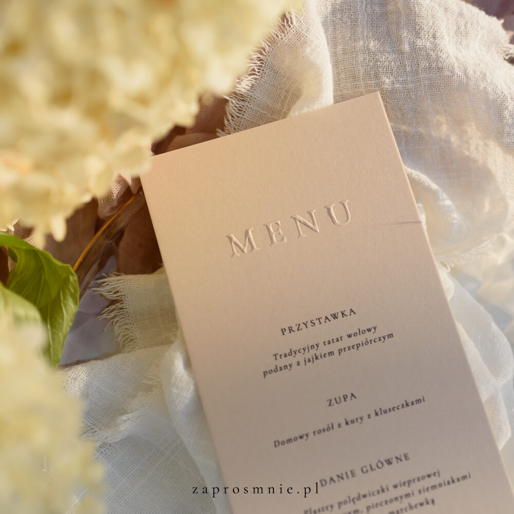 Menu weselne na papierze w odcieniu biszkoptowym z tłoczonym napisem menu to elegancki i nietuzinkowy element papeterii ślubnej. Ciepły, kremowo-beżowy kolor dodaje całości lekkości i naturalnego uroku, świetnie komponując się z dekoracjami w stylu rustykalnym, boho czy klasycznym, menu z tłoczeniem
