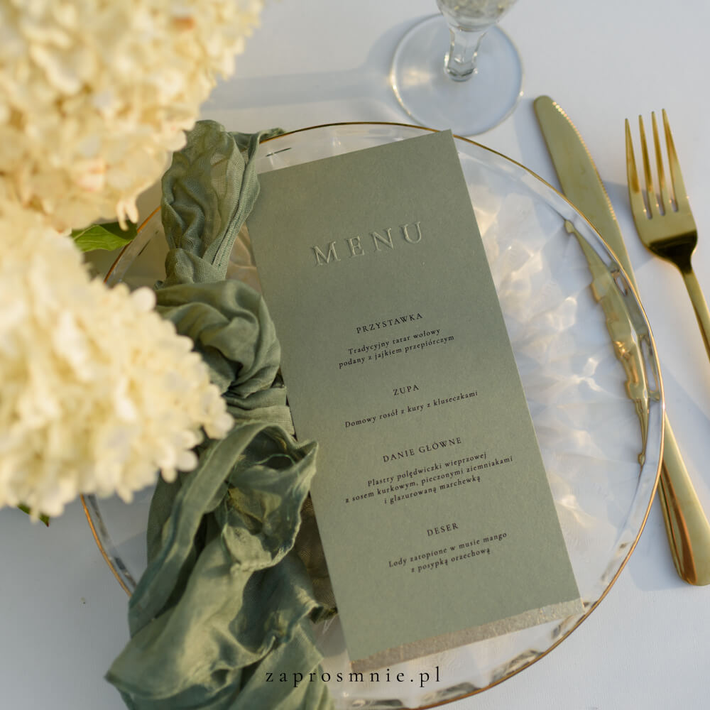 Menu weselne w głębokiej zieleni z eleganckim tłoczonym napisem menu, wyjątkowa papeteria ślubna idealna do stylu rustykalnego, boho i glamour, elegancki dodatek dekoracyjny, który podkreśla aranżację stołu weselnego i zachwyca gości swoją oryginalnością, menu z tłoczeniem