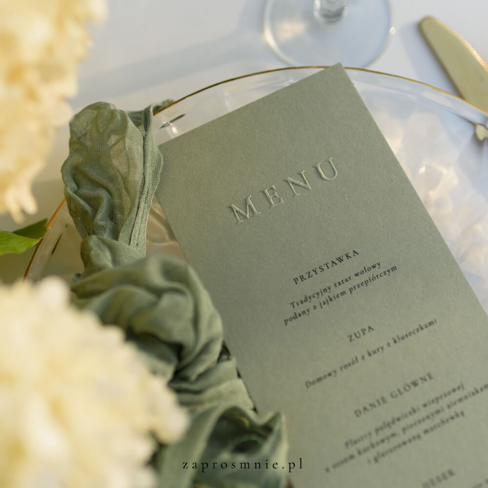 Menu weselne w głębokiej zieleni z eleganckim tłoczonym napisem menu, wyjątkowa papeteria ślubna idealna do stylu rustykalnego, boho i glamour, elegancki dodatek dekoracyjny, który podkreśla aranżację stołu weselnego i zachwyca gości swoją oryginalnością, menu z tłoczeniem